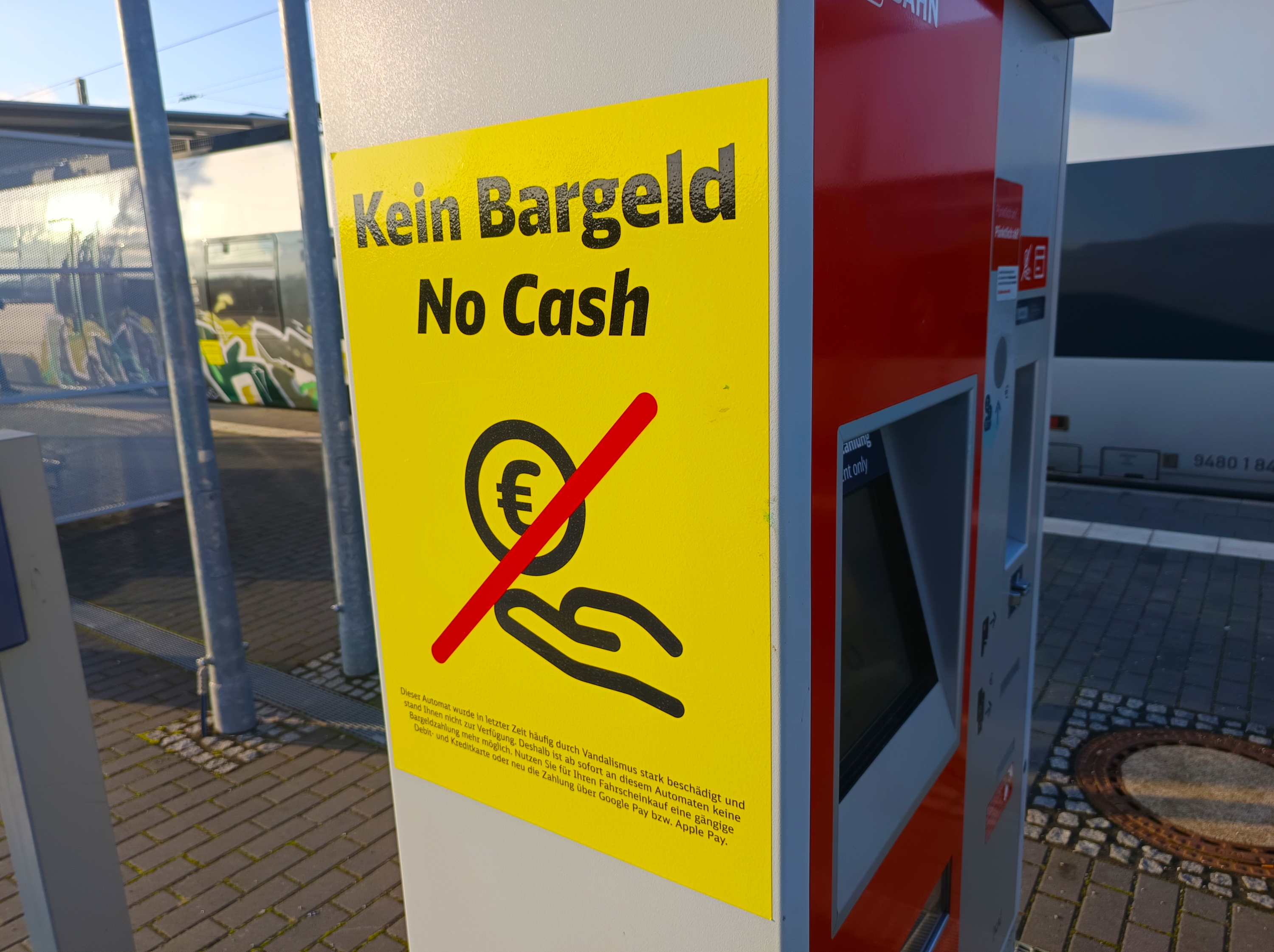 Vandalismus und Explosionen an Ticketautomaten – ein Dauerthema bei der Deutschen Bahn, die mit Maßnahmen gegenzusteuern versucht. © Lucas Böhme