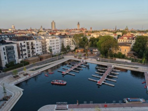 Der Stadthafen liegt nur etwa 400 Meter vom Neuen Rathaus entfernt und damit nahe am Zentrum. © ringophotoz I Stadthafen Leipzig