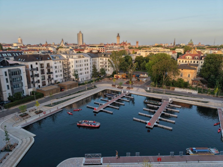 Der Stadthafen liegt nur etwa 400 Meter vom Neuen Rathaus entfernt und damit nahe am Zentrum. © ringophotoz I Stadthafen Leipzig