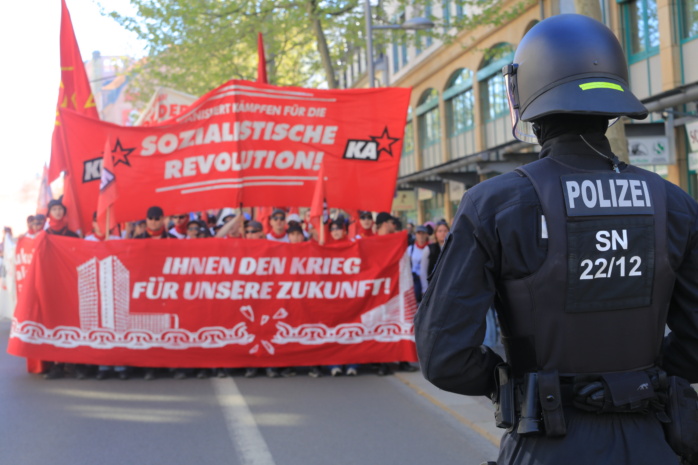 Die Polizei stoppte die Demonstration mehrfach wegen Verstöße gegen die Auflagen. Foto: Alexander Böhm