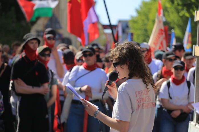 Die vorwiegend jüngeren Redner:innen sprachen für die Arbeiterklasse. Foto: Alexander Böhm
