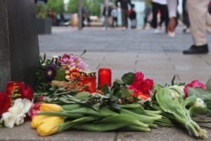 Gedenken an die Opfer der Amokfahrt vom Montag im Bereich Grimmaische Straße, nahe Augustusplatz, wo alles begann. © Lucas Böhme