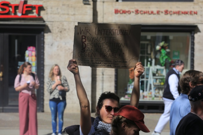 1. Mai ist Nebensache, Handala-Gründungsmitglied Jasmin D. im Block der Kommunistischen Organisation. Foto: Alexander Böhm