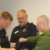Angeklagtem werden Handfesseln durch Wachtmeister abgenommen.