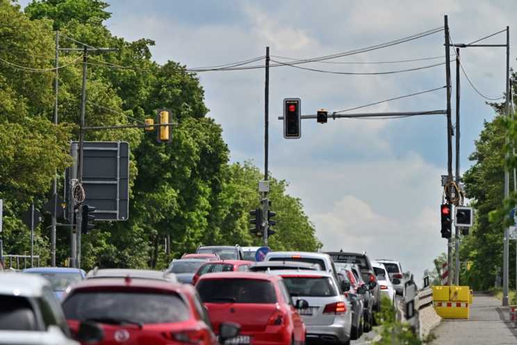 Vom Guten kurzzeitig zu viel: Für den Transport wichtiger Bauteile muss die Ampelanlage auf der Merseburger Straße abgebaut werden. Foto: Benjamin Weinkauf