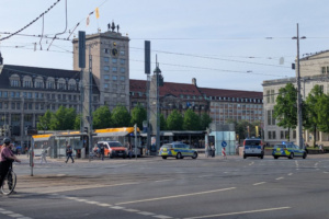 Polizeiautos in der Leipziger Innenstadt, eine Straßenbahn, Menschen