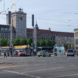 Polizeiautos in der Leipziger Innenstadt, eine Straßenbahn, Menschen