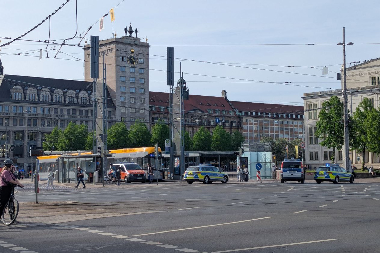 Polizeiautos in der Leipziger Innenstadt, eine Straßenbahn, Menschen