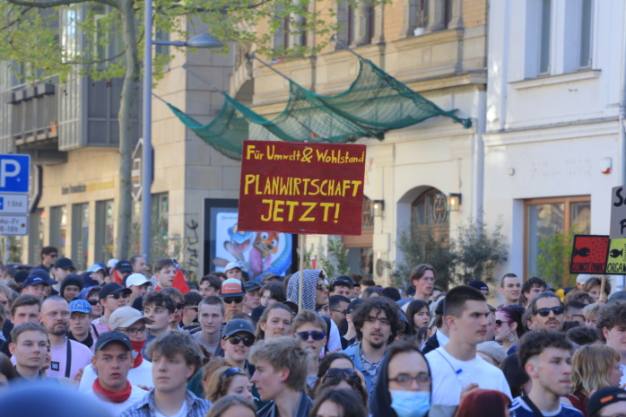 Klassenkampfromantik und sozialistische Parolen prägten die Demonstration. Foto: Alexander Böhm