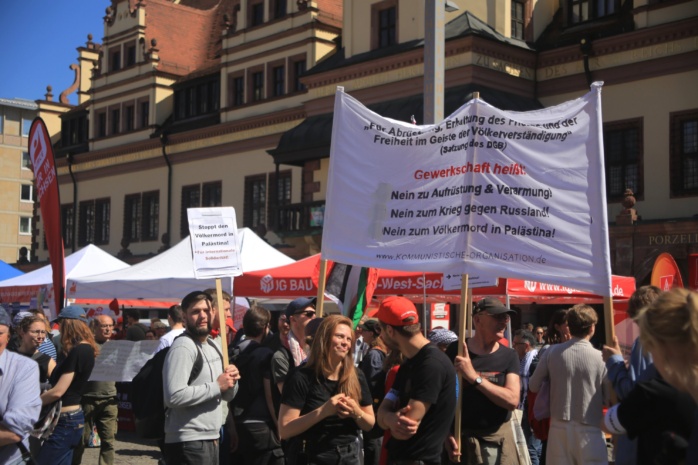 Linke Politsekten versuchte das Bild der DGB-Demonstration zu dominieren. Foto: Alexander Böhm