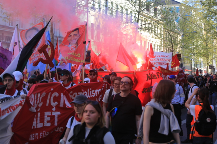 Mehrmals wurden Pyrosätze und Rauchtöpfe gezündet. Foto: Alexander Böhm