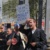 Mitglieder der FKO versuchten sich mit einer Kunstaktion am Rande der DGB-Demonstration. Foto: Alexander Böhm