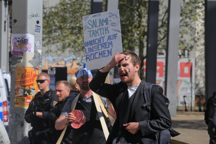 Mitglieder der FKO versuchten sich mit einer Kunstaktion am Rande der DGB-Demonstration. Foto: Alexander Böhm