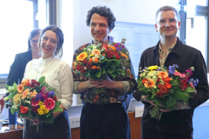 (v.l.) Clara Weyde, Bastian Lomsché und Clemens Leander (Betriebsleitung uns Intendanz des Eigenbetriebs Schauspiel Leipzig) im Leipziger Stadtrat am 29.04.2026. Foto: Jan Kaefer