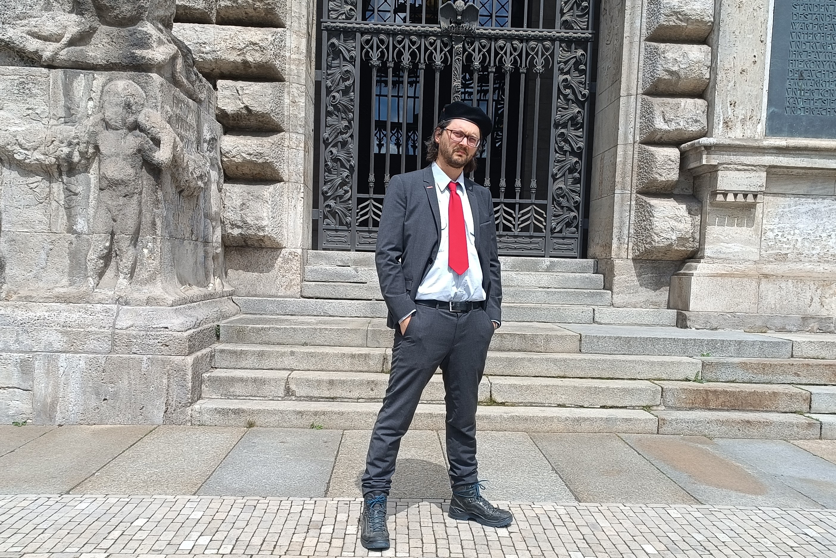 Herr Tom Rodig vor dem Rathaus in Leipzig. Foto: Thomas Köhler