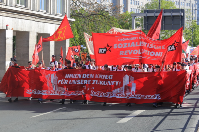 Über 4000 Teilnehmende folgten dem 1. Mai-Aufruf linker autoritärer Gruppen. Foto: Alexander Böhm