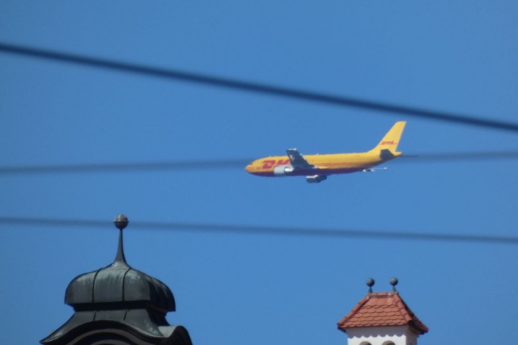 DHL-Frachter überm Leipziger Neuen Rathaus. Foto: Lucas Böhme