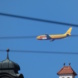 DHL-Frachter überm Leipziger Neuen Rathaus. Foto: Lucas Böhme
