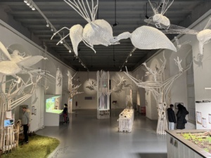 Sabine Emmrich's „Konferenz der Insekten“ über der iNUVERSUMM-Ausstellung in Dresden. © iNUVERSUMM