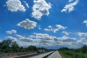 Autobahn und Wolken