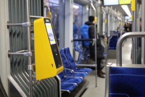Natürlich kann man seinen Fahrschein auch noch in der Bahn am Automaten kaufen. Foto: Ralf Julke