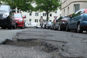 Die Löcher auf Leipzigs Straßen erinnern an die Löcher im Leipziger Haushalt. Foto: Ralf Julke