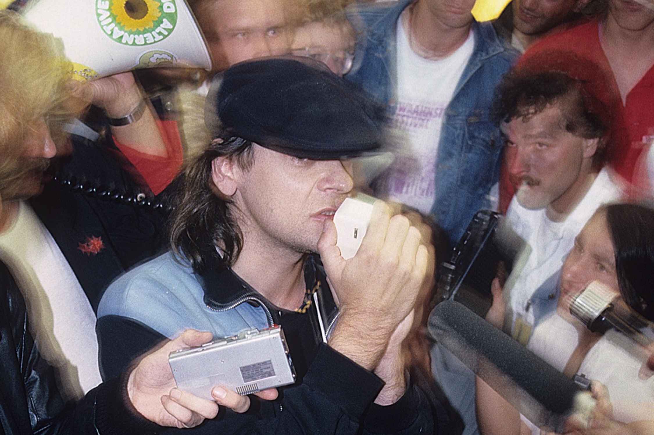 Udo Lindenberg engagiert beim Anti-WAAhsinns-Festival gegen die kerntechnische Wiederaufbereitungsanlage Wackersdorf (WAA) in Burglengenfeld am 26./27. Juli 1986. Herbert Grabe, CC BY-SA 4.0, https://commons.wikimedia.org/wiki/File:Udo_Lindenberg_im_Interview_auf_dem_Anti-WAAhnsinns-Festival_gegen_die_Wiederaufarbeitungsanlage_Wackersdorf_(WAA)_in_Burglengenfeld_1986.JPG 