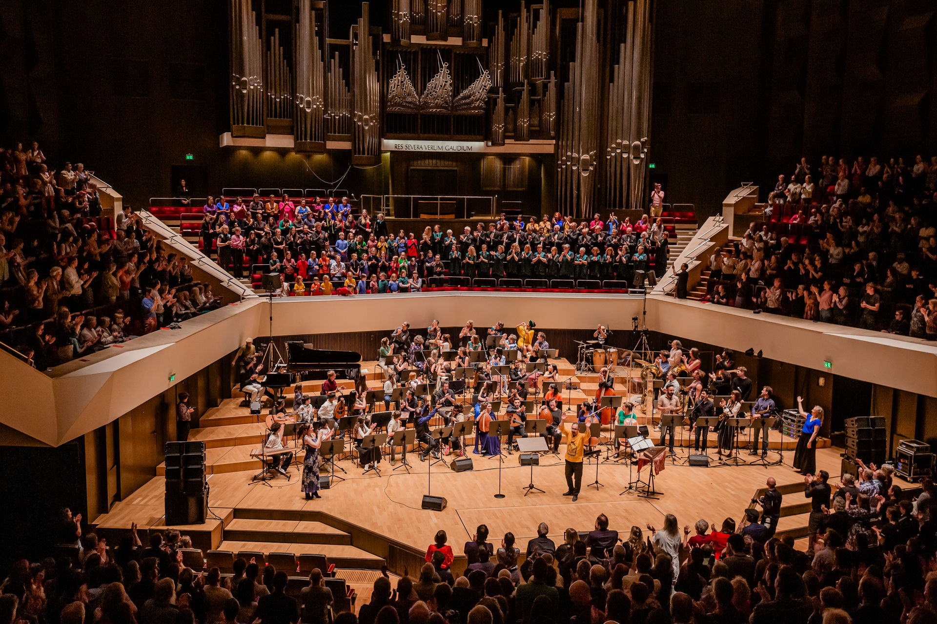 1.500 Besucher*innen feiern „10 Jahre Klänge der Hoffnung“ i