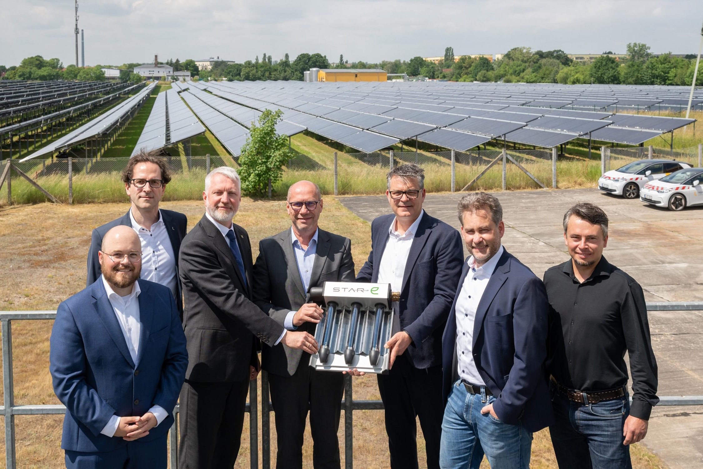Nahmen am 17. Juni feierlich Deutschlands größte Solarthermie-Anlage in Betrieb (v. l . n. r): Erik Jelinek (Projektleiter Leipziger Stadtwerke), Dr. Maik Piehler (Geschäftsführer Leipziger Stadtwerke), Sebastian Scheel (sächs. Staatssekretär für Wirtschaft, Arbeit, Energie und Klimaschutz), Karsten Rogall (Geschäftsführer Leipziger Stadtwerke), Matthias Johler (Geschäftsführer Ritter Solartechnik), Moritz Ritter (Beiratsvorsitzender von Ritter Solartechnik sowie Präsident für Solarthermie im Bundesverband Solarwirtschaft), Guido Wimmer (Projektleiter Ritter XL Solar). Foto: Leipziger Gruppe
