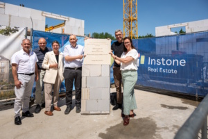 Instone und die WBG Kontakt legen zusammen mit Baubürgermeister Thomas Dienberg den Grundstein für 69 weitere Mietwohnungen. Foto: Eric-Kemnitz.com