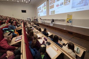 Bei der Kinderuni ist der größte Hörsaal der Universität stets voll besetzt mit neugierigen, fröhlichen Juniorstudierenden. Bild: Universität Leipzig