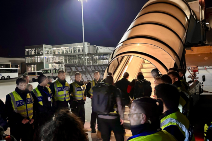 Deutschland schiebt wiedder nach Afghanistan ab, so auch vergangene Nacht. Hier im Bild: Eine Abschiebung am Flughafen Leipzig/Halle im Februar 2026. © Bundespolizei