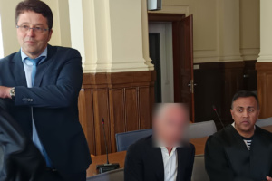 Angeklagter Strauß mit Verteidigern. © BÖHME