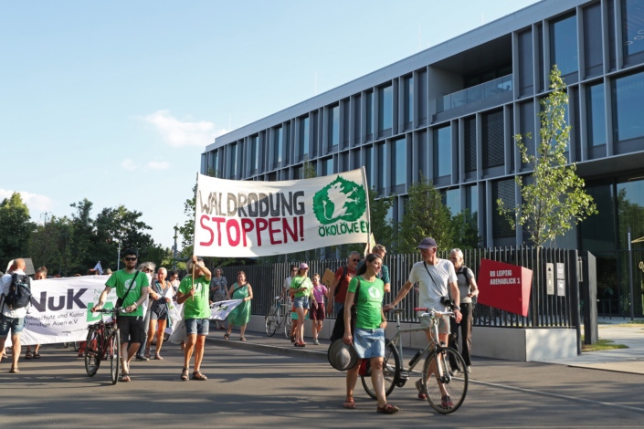 An der RB-Geschäftsstelle. Demonstration der Umweltverbände gegen den Verkauf und die Abholzung des Capa-Wäldchens (Capi) Leipzig, 25.06.2026. Foto: Jan Kaefer