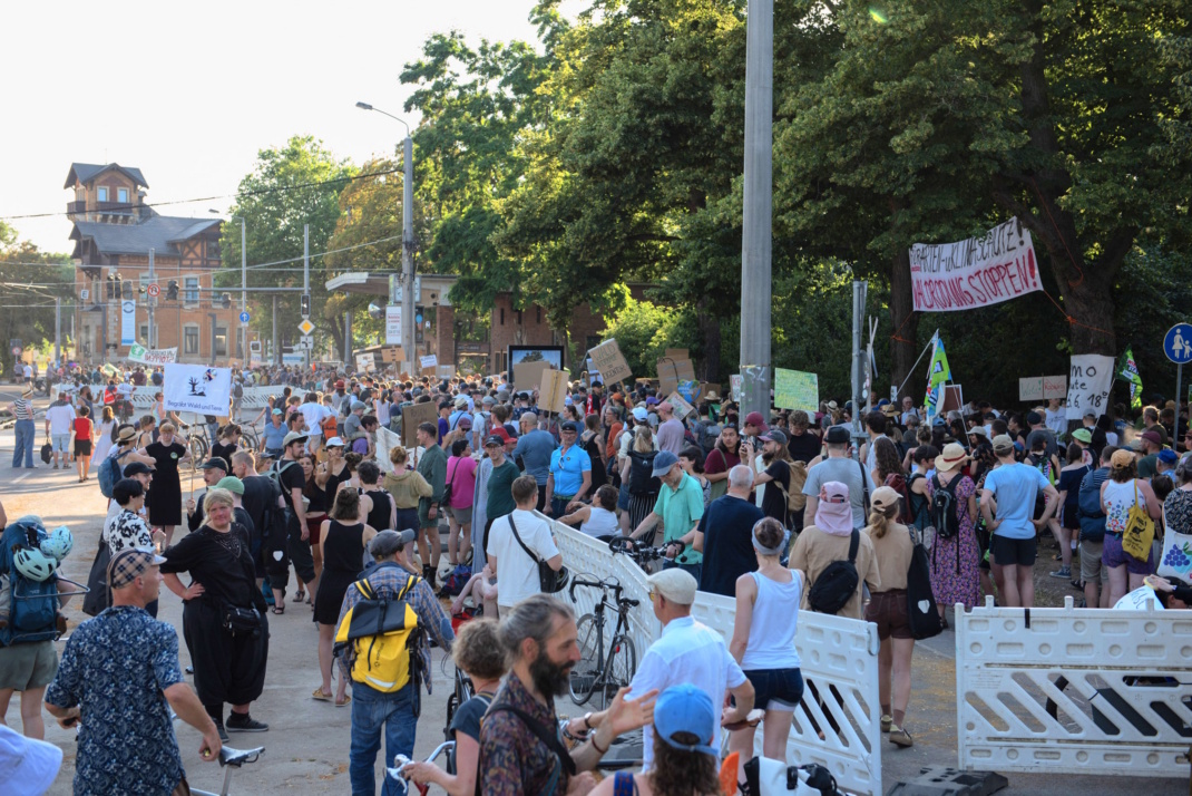 Demo-Zug vom Kleinmessegelände zum Lindenauer Markt am 25. Juni. Foto: Thomas Puschmann