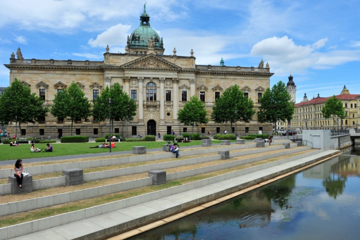 Das Bundesverwaltungsgericht vom Mendelssohn-Ufer des Pleißemühgrabens aus gesehen. Foto: Benjamin Weinkauf