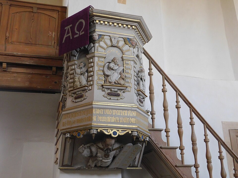 Kanzel der Kirche. © Herbert Kaufmann, CC BY-SA 4.0, https://commons.wikimedia.org/w/index.php?curid=102598413
