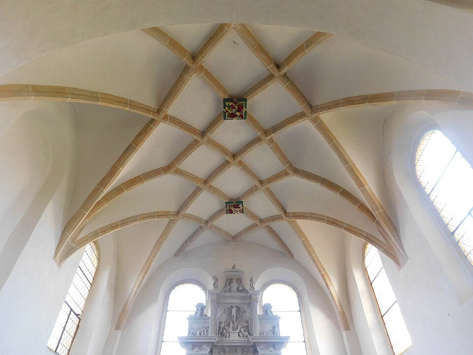 Chorgewölbe mit Wappen der Familien Pflugk und Schönberg. © Herbert Kaufmann, CC BY-SA 4.0, https://commons.wikimedia.org/w/index.php?curid=102598512