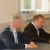 Mann mit unkenntlich gemachtem Gesicht sitzt neben seinem Verteidiger im Amtsgericht.