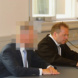 Mann mit unkenntlich gemachtem Gesicht sitzt neben seinem Verteidiger im Amtsgericht.