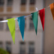 Bunte Wimpelchen in Nahaufnahme.
