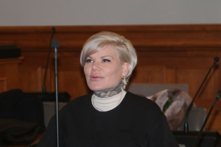 Muss im August wieder vor Gericht erscheinen: Sängerin und TV-Darstellerin Melanie Müller, hier Anfang 2026 im Landgericht Leipzig. © Lucas Böhme