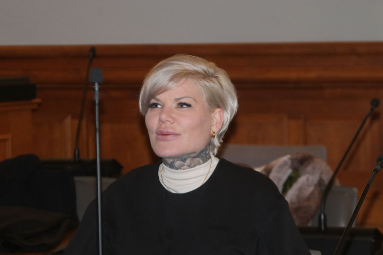 Muss im August wieder vor Gericht erscheinen: Sängerin und TV-Darstellerin Melanie Müller, hier Anfang 2026 im Landgericht Leipzig. © Lucas Böhme