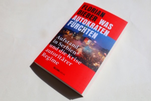 Florian Bieber: Was Autokraten fürchten. Foto: Ralf Julke