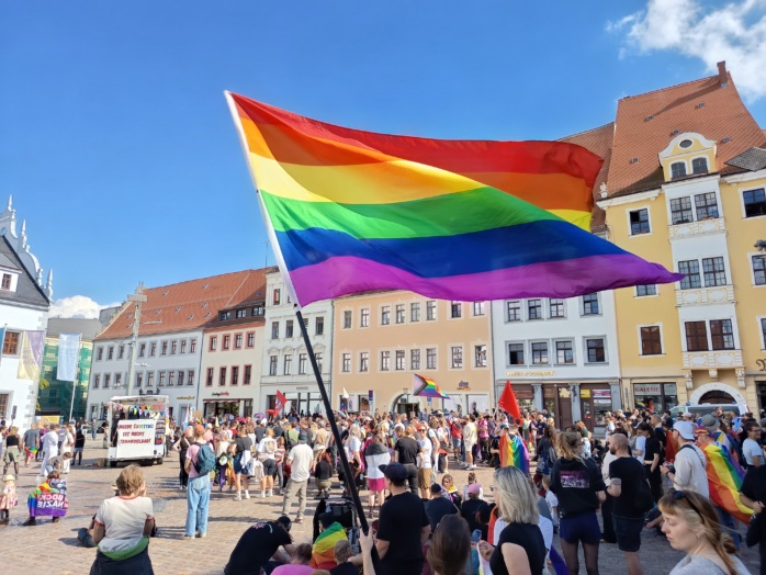Freude nach Gerichtsentscheidung zu Dresdner CSD und Kritik an Innenminister Schuster