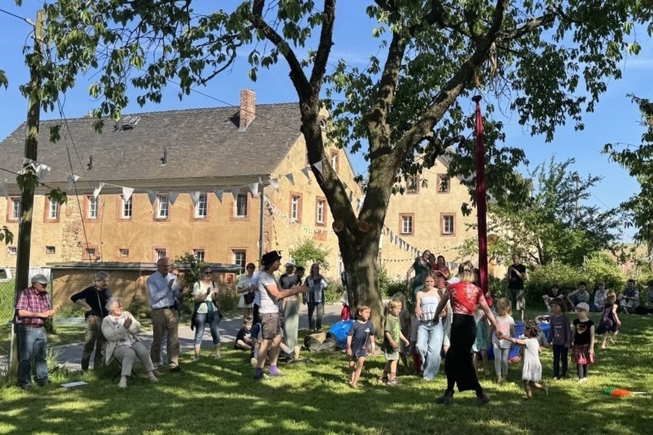 KulturGut Linda – getragen von Familie Mascheck und Gemeinschaft: Gelegenheit zum Austausch zwischen Groß & Klein, Stadt & Land, „Hier & Dort“. Am 30. Mai 2026 feierte das KulturGut Linda sein zehnjähriges Bestehen. Foto: Frank Beutner