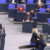 Franziska Mascheck auf dem Weg zu ihrer ersten Rede im Deutschen Bundestag am 13.01.2022. Foto: Screenshot Parlamentsfernsehen des Deutschen Bundetags