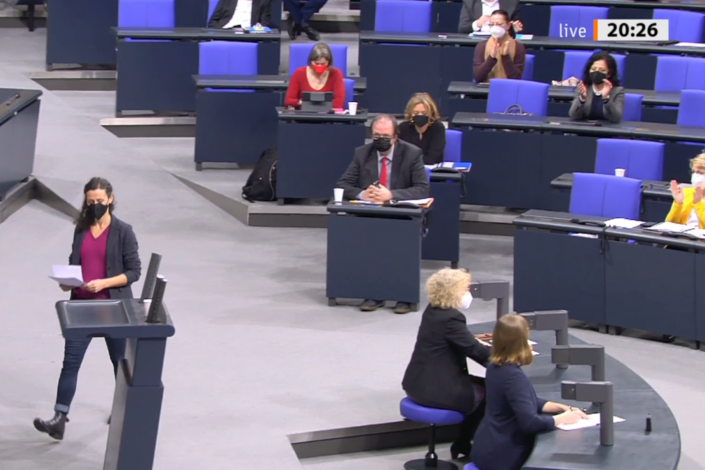 Franziska Mascheck auf dem Weg zu ihrer ersten Rede im Deutschen Bundestag am 13.01.2022. Foto: Screenshot Parlamentsfernsehen des Deutschen Bundetags
