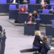 Franziska Mascheck auf dem Weg zu ihrer ersten Rede im Deutschen Bundestag am 13.01.2022. Foto: Screenshot Parlamentsfernsehen des Deutschen Bundetags