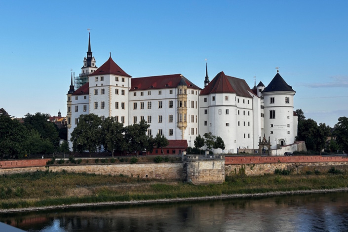 Blick auf die frisch sanierte Elbseite von Schloss Hartenfels in Torgau. Foto: LRA Nordsachsen /Stöber